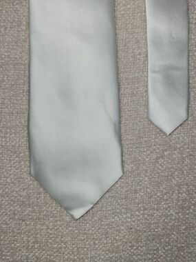 Hisdern Ivory Satin Necktie